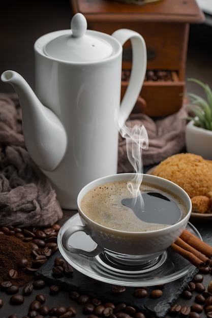 Café en una taza de granos de café.