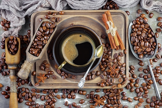 Café en una taza de granos de café.