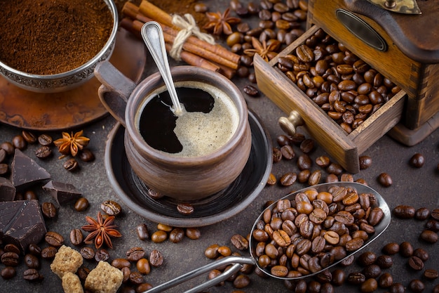 Café en una taza de granos de café.