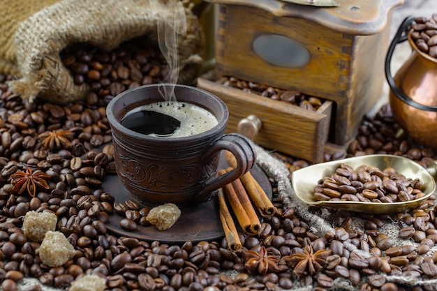 Café en una taza de granos de café.