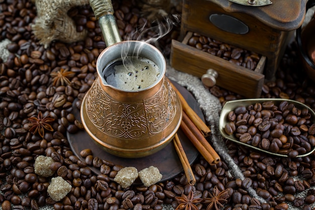 Café en una taza de granos de café.