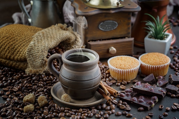 Café en una taza de granos de café.