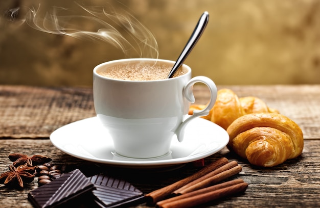 Café en una taza y platillo en un espacio antiguo.