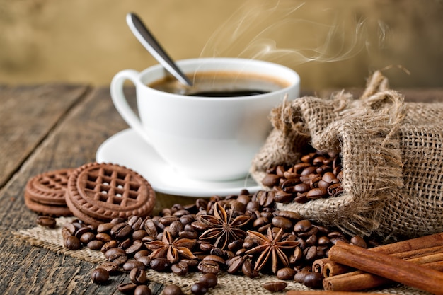 Café en una taza y platillo en un espacio antiguo.