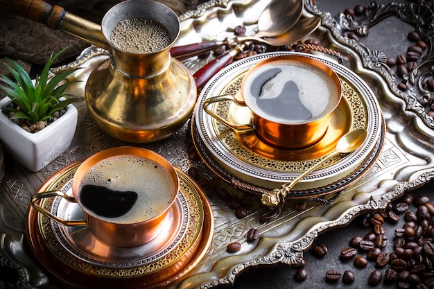 Café en una taza y platillo sobre un fondo antiguo