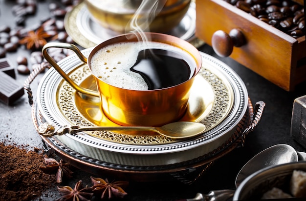 Café en una taza y platillo sobre un fondo antiguo