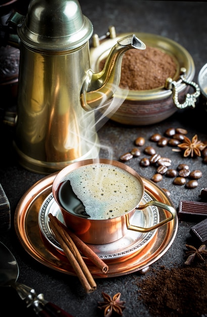 Café en una taza y platillo sobre un fondo antiguo