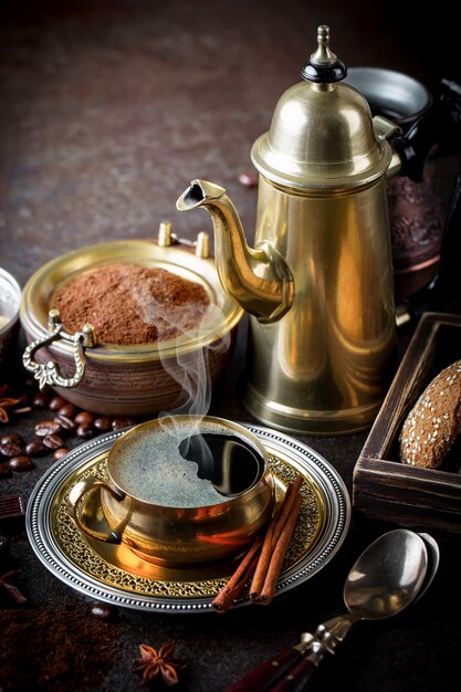 Café en una taza y platillo sobre un fondo antiguo