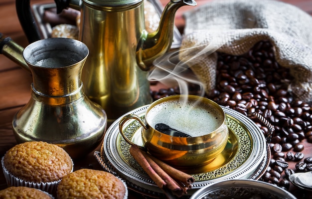 Café en una taza y platillo sobre un fondo antiguo