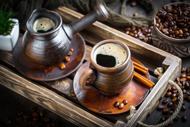 Café en una taza y platillo sobre un fondo antiguo