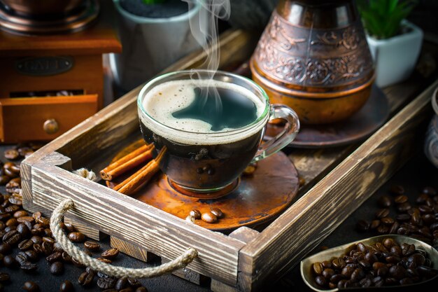 Café en una taza y platillo sobre un fondo antiguo