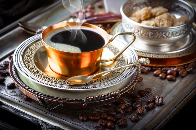 Café en una taza y platillo sobre un fondo antiguo