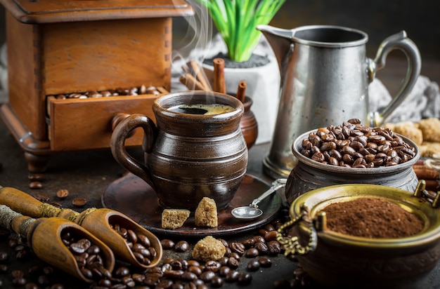 Café en una taza y platillo sobre un fondo negro