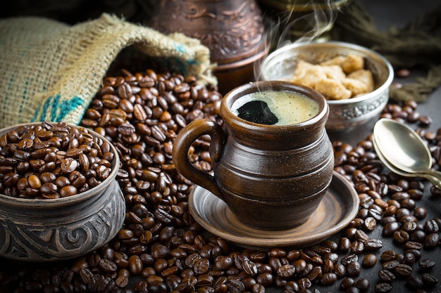 Café en una taza y platillo en un viejo.