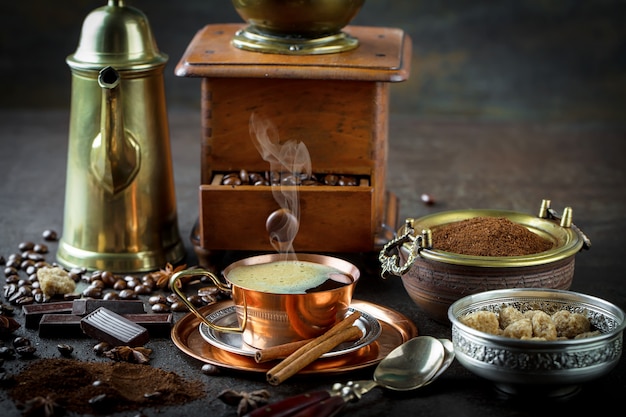 Café en una taza y platillo en un viejo.