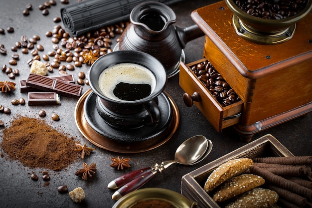 Café en una taza y platillo en un viejo.