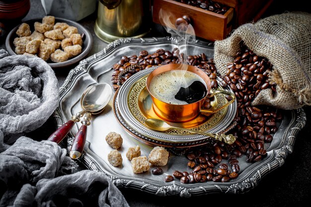 Café en una taza y platillo