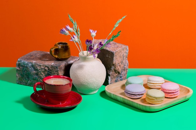 Café en una taza con postre sobre un fondo de colores brillantes