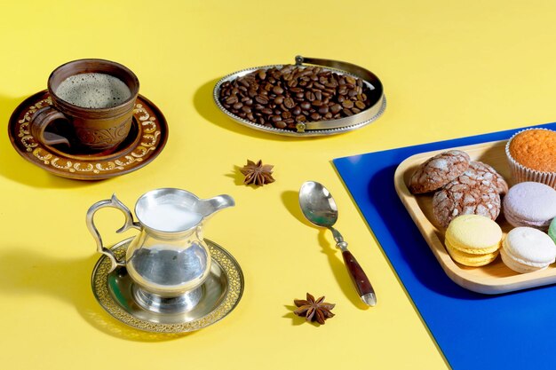 Café en una taza con postre sobre un fondo de colores brillantes