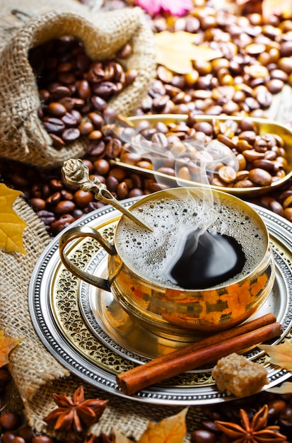 Café en una taza sobre un fondo antiguo