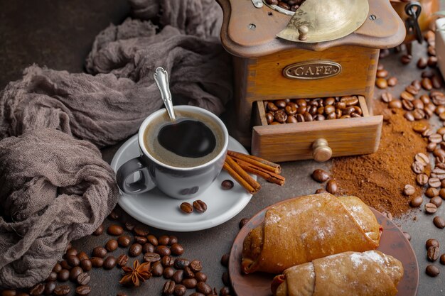 Café en una taza sobre un fondo antiguo