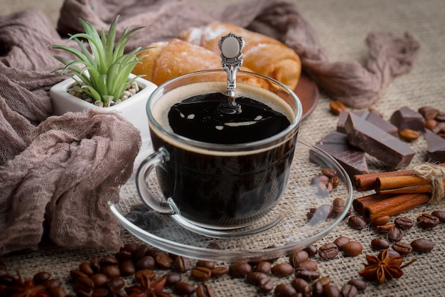 Café en una taza sobre un fondo antiguo