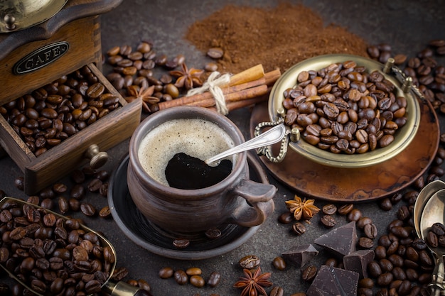 Café en una taza sobre un fondo antiguo