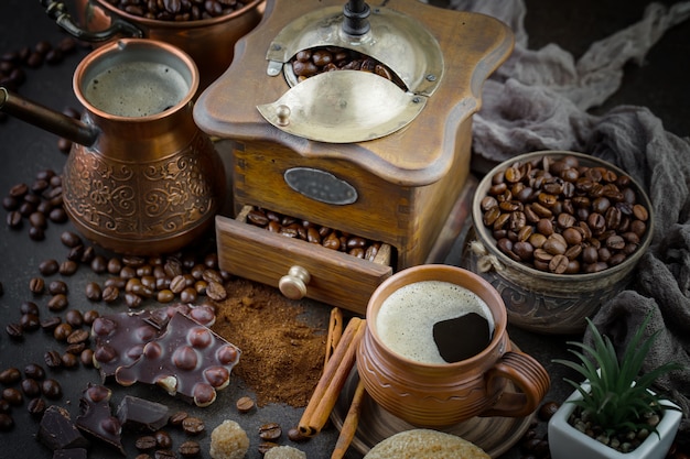 Café en una taza sobre un fondo antiguo