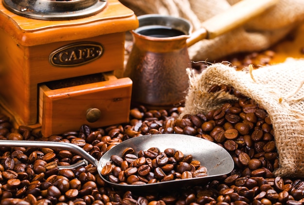 Foto café en una taza sobre un fondo antiguo