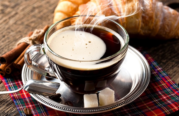 Café en una taza sobre un fondo antiguo