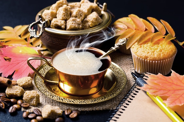 Café en una taza sobre un fondo antiguo