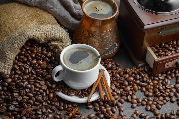 Café en una taza sobre un fondo antiguo