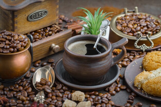 Café en una taza sobre un fondo antiguo