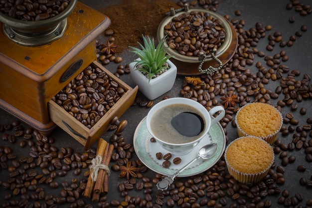 Café en una taza sobre un fondo antiguo