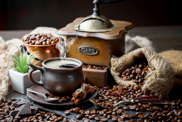 Café en una taza sobre un fondo antiguo