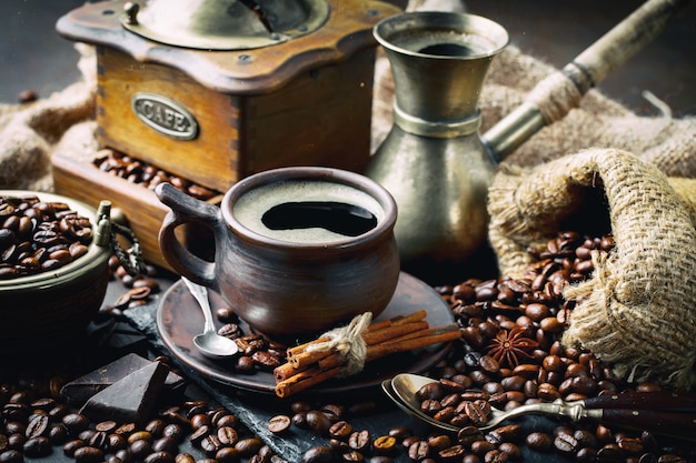 Café en una taza sobre un fondo antiguo