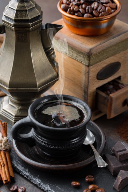 Café en una taza sobre un fondo antiguo