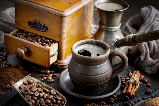 Café en una taza sobre un fondo antiguo