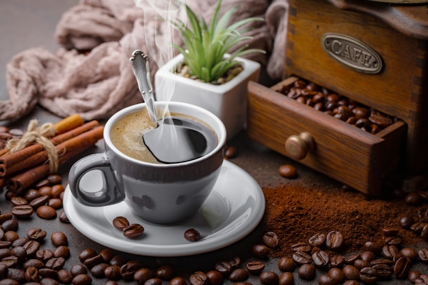 Café en una taza sobre un fondo antiguo