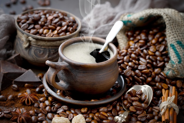 Café en una taza sobre un fondo antiguo