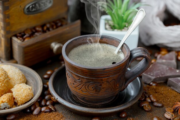 Café en una taza sobre un fondo antiguo