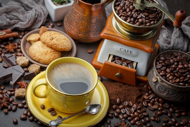 Café en una taza sobre un fondo antiguo