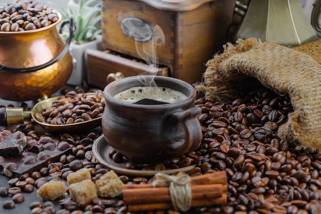 Café en una taza sobre un fondo antiguo