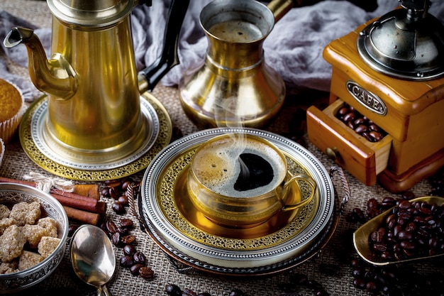 Café en una taza sobre una superficie vieja