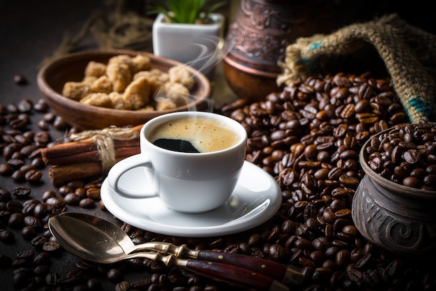 Café en una taza sobre una superficie vieja