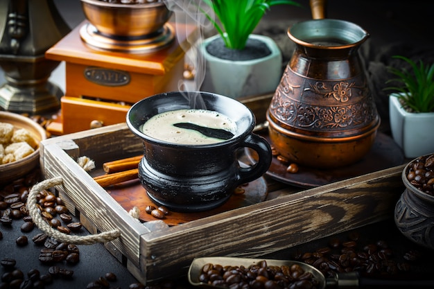 Café en una taza sobre una superficie vieja