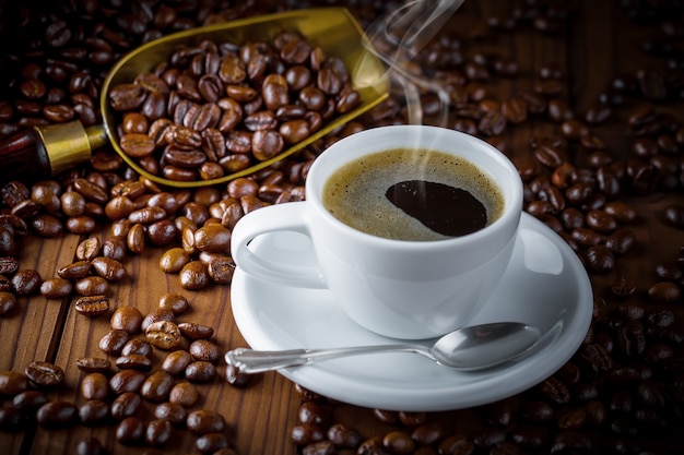 Café en una taza sobre una superficie vieja