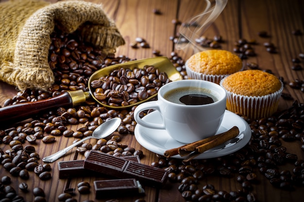 Café en una taza sobre una superficie vieja