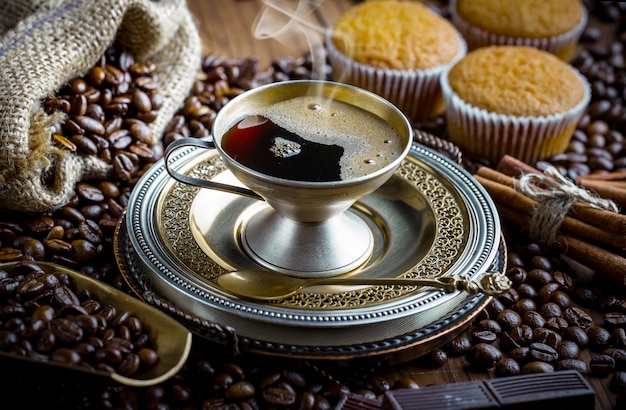 Café en una taza sobre una superficie vieja