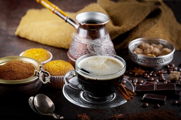 Café en una taza sobre una superficie vieja